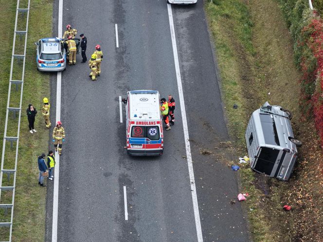 Wypadek busa na S7 pod Grójcem. 11 osób rannych, w akcji śmigłowiec LPR