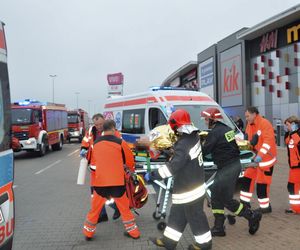 Dźgał ludzi nożem w galerii handlowej. Teraz wyszedł na wolność