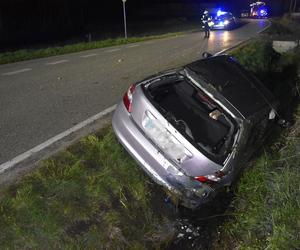 Honda uderzyła w betonowy przepust i dachowała. Złe wieści o stanie zdrowia kierującej