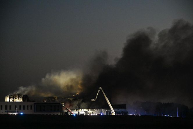 Pożar akumulatorowni na poddaszu zakładu przetwórstwa drobiu w Kawle