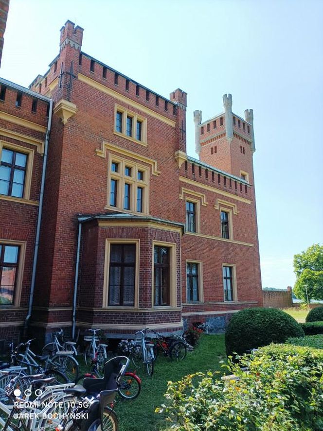 Ten pałac w woj. warmińsko-mazurskim wygląda jak z bajki. Powstał w XIX wieku