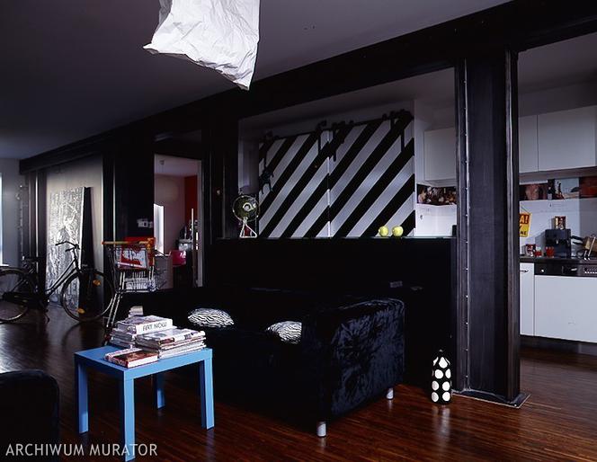 Czarna sofa w aranżacji loftu