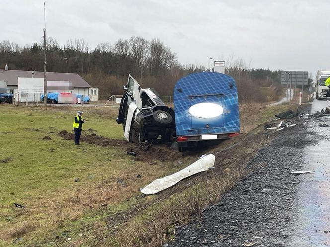 Śmiertelny wypadek pod Bełchatowem. Pasażerka busa zginęła w zderzeniu z tirem na DK nr 74.