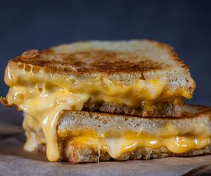 Drugie śniadanie czy kolacja na ciepło? Ta kanapka każdego w sobie rozkocha