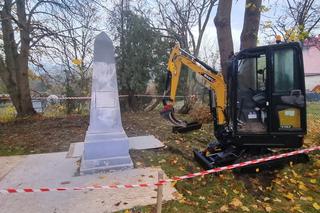 Usuwanie sowieckiego pomnika w Bobolicach