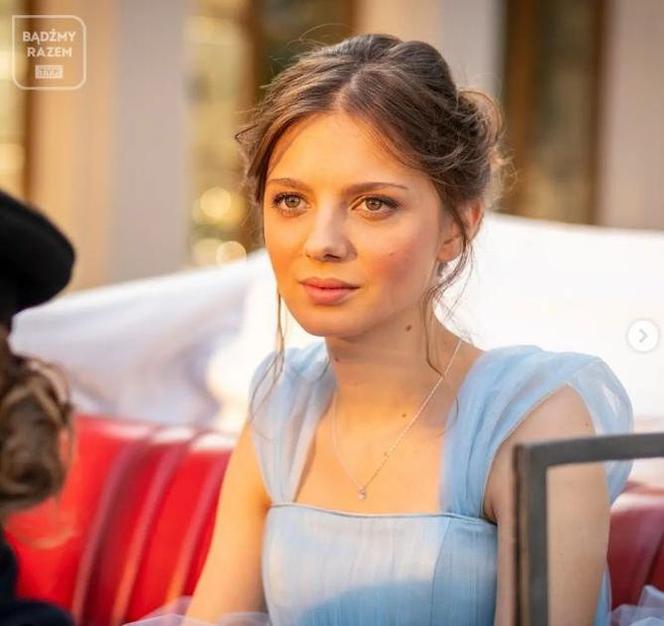 Weronika Humaj (Ania i Kasia w Stuleciu Winnych) w przedstawieniu TVP Kopciuszek
