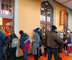 Popeyes na Dworcu Głównym we Wrocławiu otwarty! Spora kolejka, muzyka na żywo i darmowy kurczak