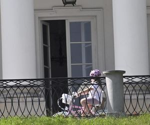 Kasia Nawrocka czuje się już w Belwederze jak u siebie! Przemieszcza się na rowerku!