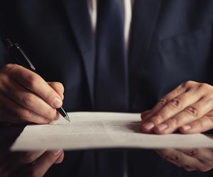 Co to jest testament wzajemny? Lepiej go sporządzić, jeśli nie chcesz się dzielić majątkiem z teściami