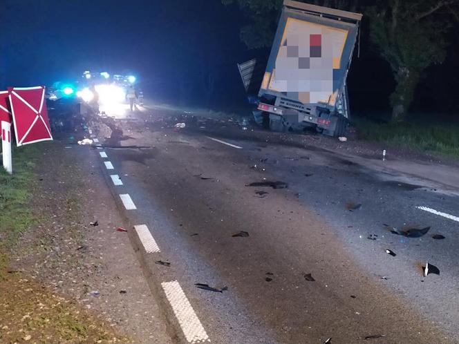 Ujazdówek. Przerażające ZDJĘCIA z wypadku na DK nr 60! Nie żyje kierowca citroena, który uderzył w volvo