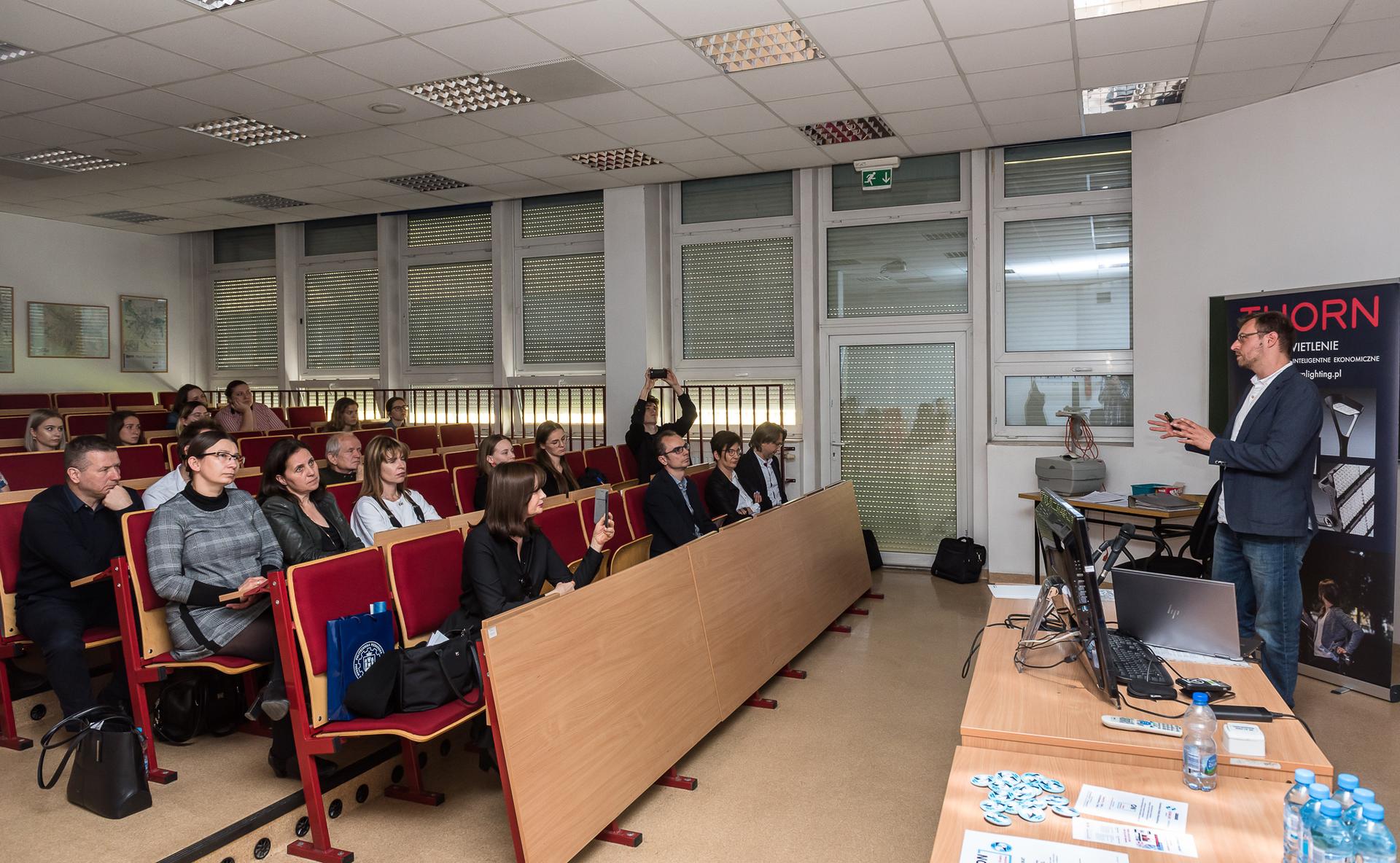 W drugim rzędzie od lewej: Prodziekan ds. studenckich dr inż. arch. Barbara Świt-Jankowska, dr hab. inż. arch. Hanna Michalak, Prodziekan ds. Kształcenia dr inż. arch. Agata Gawlak. W trzecim rzędzie 