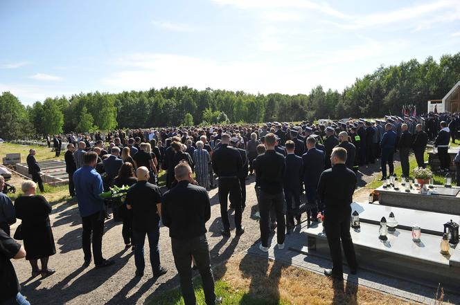 Policjant Arkadiusz zginął tragicznie.  Przez huk salwy na pogrzebie przedarł się łamiący serce szloch