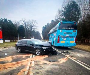 Autokar zderzył się z osobówką na DK46