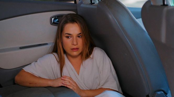 Miłość i nadzieja, odcinek 272: Tak Sila dotrze na ślub Bahar i Kuzeya! Podsłucha rozmowę doktora Leventa i ukryje się w jego samochodzie - ZDJĘCIA