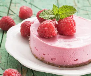 Lodowy sernik z malinami. Rozkoszny deser na letnie popołudnie