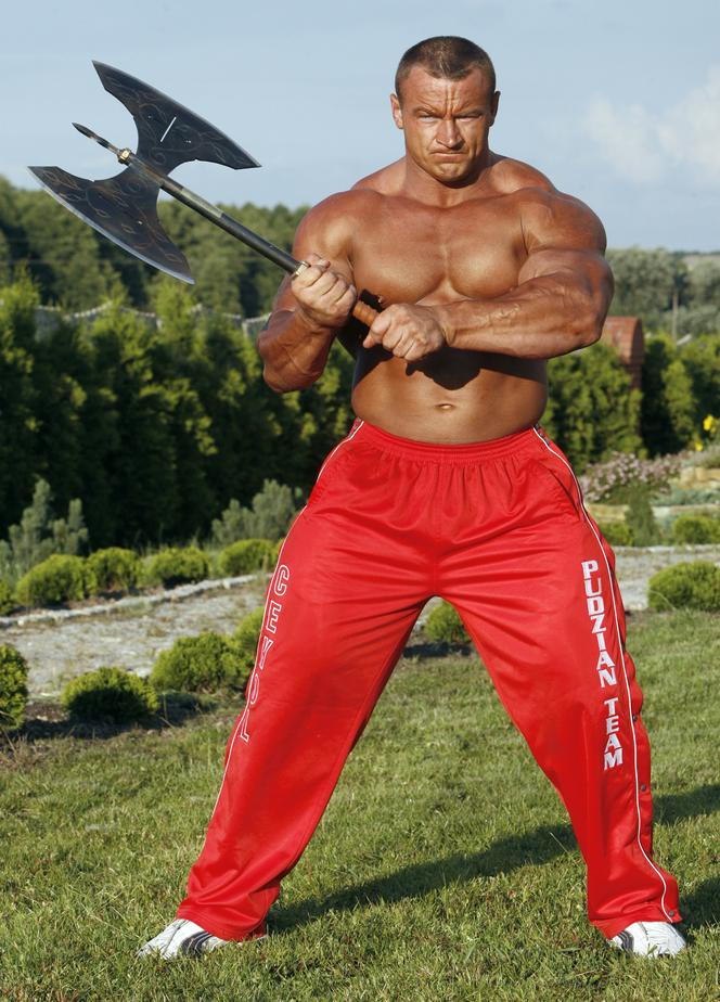 Mariusz Pudzianowski z toporem