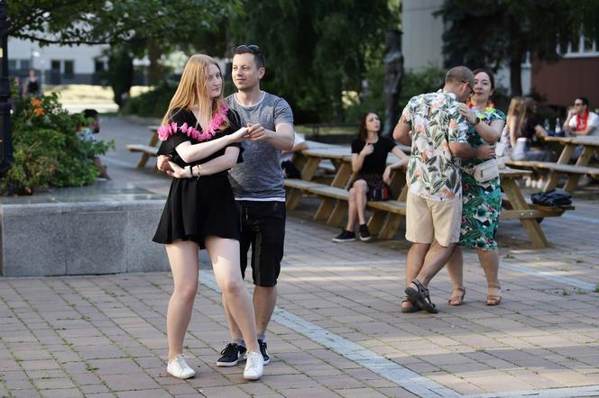 Studenci urządzili potańcówkę pod Uniwersytetem Śląskim w hawajskim stylu