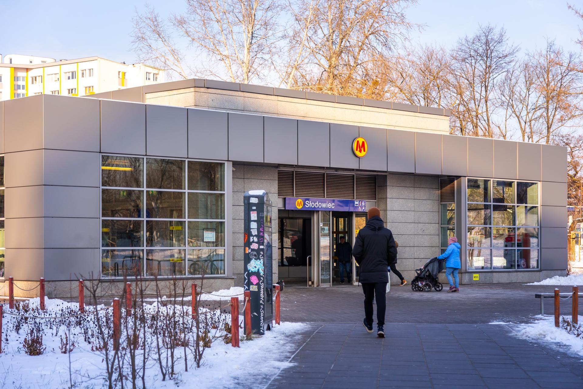 Metro w Warszawie – wejście na stację Słodowiec na M1