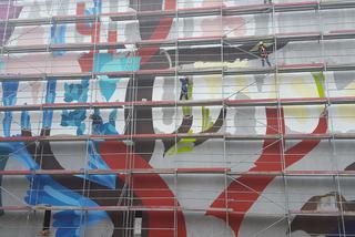 Nowy mural w Łodzi powstaje na... apartamentowcu [WIDEO]: Malowidło inspirowane jest książką Kosińskiego