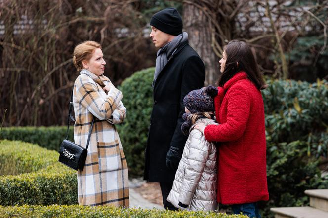 Na Wspólnej odc. 3442. Kasia (Julia Chatys), Darek Żbik (Michał Mikołajczak), Marysia (Zuzanna Wieleba), Justyna (Magdalena Kacprzak)