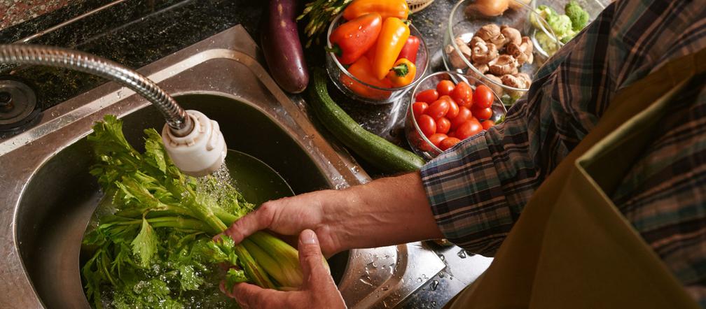 Jak myć warzywa i owoce, by pozbyć się bakterii, pasożytów i pestycydów?