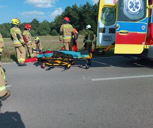 Szedł z córeczką poboczem, wjechało w nich auto