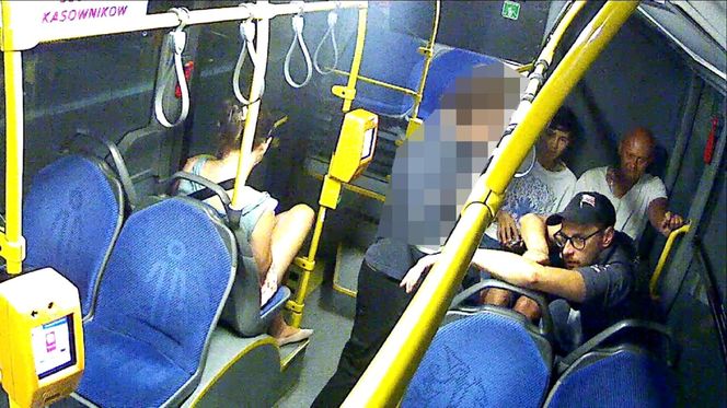 Pobili brutalnie pasażera autobusu w Krakowie. Policja udostępniła ich wizerunki