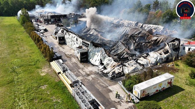 Warszawa. Pożar hal magazynowych w Kawęczynie [ZDJĘCIA]