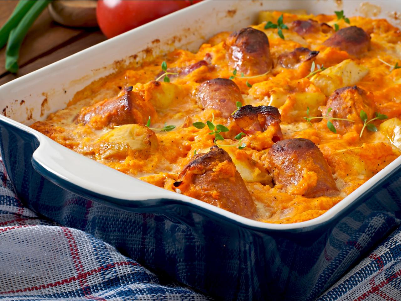 Kiełbasa zapiekana z jabłkami w sosie dyniowo-serowym. Szybko, zdrowo, tanio!