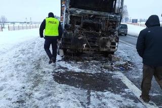 Dramatyczna akcja na krajowej 17-tce. Kabina ciężarówki stanęła w płomieniach