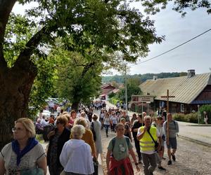 Rocznica koronacji Matki Bożej Kębelskiej w Wąwolnicy. Pojawiło się tysiące wiernych. Zobacz