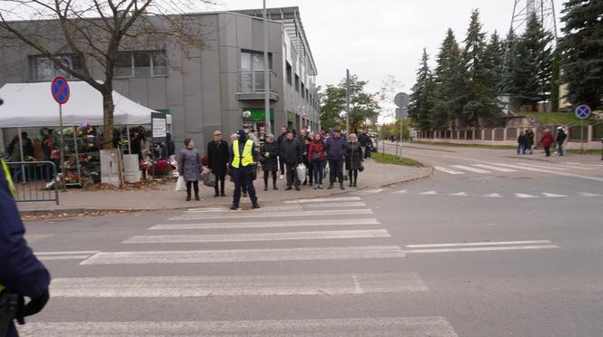 Tłumy na cmentarzu przy ul. Poprzecznej. Olsztynianie odwiedzają groby bliskich [ZDJĘCIA]