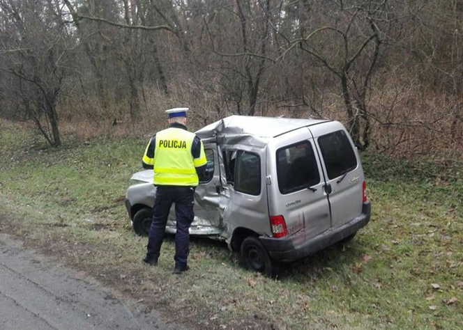 Policjanci wyjaśniają okoliczności wypadku, do którego doszło na DK 8 przed wjazdem do Suwałk od strony Augustowa