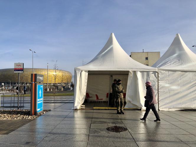 Większości seniorom, podczas szczepień, towarzyszyły dzieci bądź wnuki. 