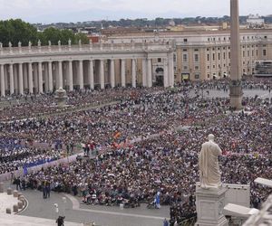 Leon XIV podczas modlitwy Regina Caeli zaapelował o modlitwę o powołania i odwagę dla młodych ludzi