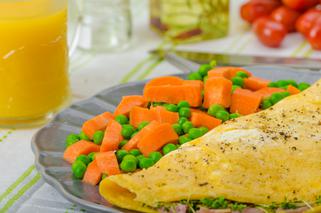 Omlet biszkoptowy z marchewką i groszkiem: pomysł na śniadanie