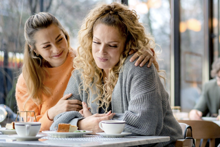 Przyjaciółki, odcinek 246: Inga (Małgorzata Socha), Patrycja (Joanna Liszowska)