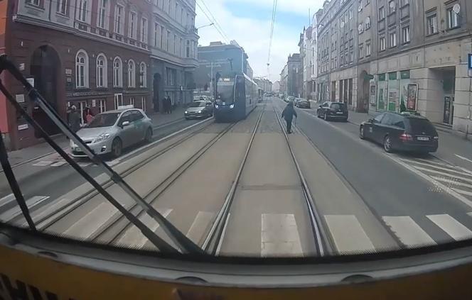 Zatrzymał tramwaj, ściągnął staruszkę z torów i się nią zaopiekował 