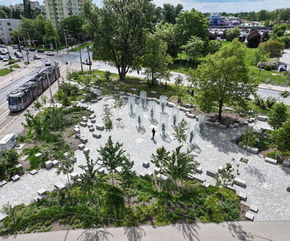 Pomnik Żołnierzy Niezłomnych we Wrocławiu, kompozycja dziewięciu monumentalnych szklanych figur w kształcie prostopadłościanów, przedstawiających żołnierzy w skali 1:1, z grafiką przypominającą dawne fotografie. Projekt Tomasza i Konrada Urbanowiczów, zgłoszony do konkursu Życie w Architekturze 2025, o którym przeczytasz na portalu Architektura Murator Plus.