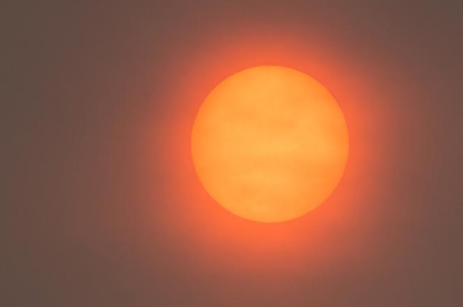Pomarańczowe niebo nad Polską! Skąd bierze się tajemniczy pył w powietrzu?