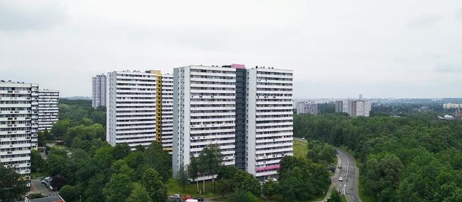 Katowice: 2-letni chłopiec wychylał się przez balkon na Osiedlu Tysiąclecia. Jego matka była na zakupach