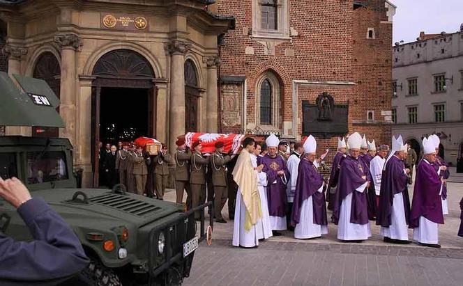 Moment wyniesienia trumien pary prezydenckiej z krakowskiej bazyliki Mariackiej