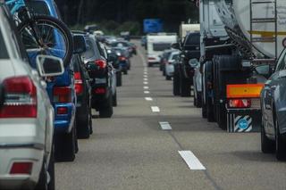 Desperat stanął na krawędzi wiaduktu przy DK86 w Sosnowcu. Krzyk jego żony zagłuszył dźwięk pędzących samochodów