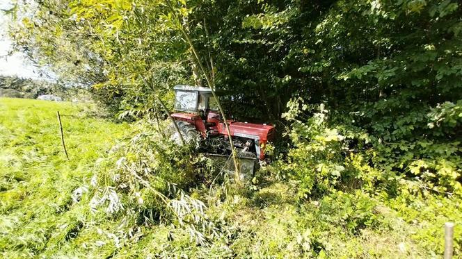 Brzezna. Rolniczy ciągnik przejechał 78-latka! Senior zabrany do szpitala przez śmigłowiec ratowniczy