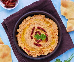 Pasta z białej fasoli i suszonych pomidorów. Tylko 4 składniki, a smak powala