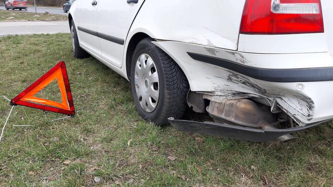 Wypadek w Dolinie Służewieckiej. Rozbite samochody i dwie osoby w szpitalu