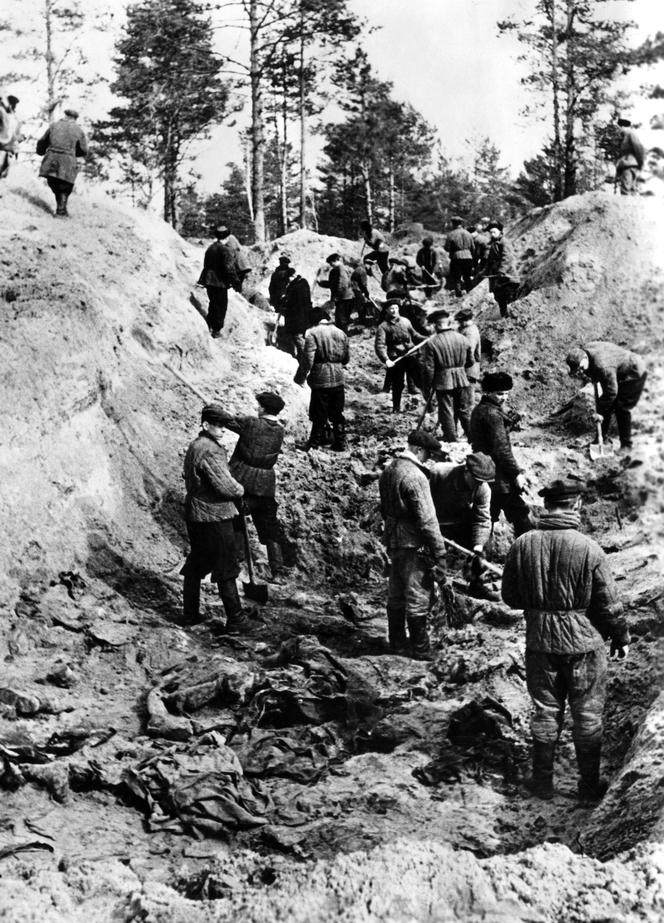 Mieszkańcy Katynia wskazali miejsca pochówku i pomagali przy ekshumacji ciał z grobów zbiorowych, Katyń 1943.