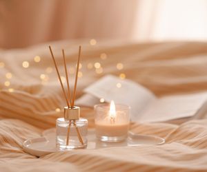 Postaw to obok łóżka, a wyśpisz się jak księżniczka. Zapach do sypialni, który utuli do snu, zredukuje stres i sprawi, że nie będziesz krzyczeć na męża