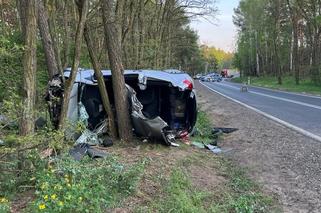 Toyota roztrzaskała się o drzewo pod Płockiem! W środku ciężko ranna 22-latka [ZDJĘCIA]. 