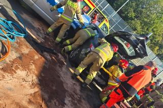 Potworny wypadek w Warszawie. Roztrzaskane trzy samochody, w tym jeden radiowóz. Policjanci trafili do szpitala